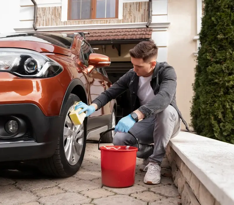 Lavage auto à domicile Sainte-Croix-en-Jarez : professionnel intervenant sur un véhicule
